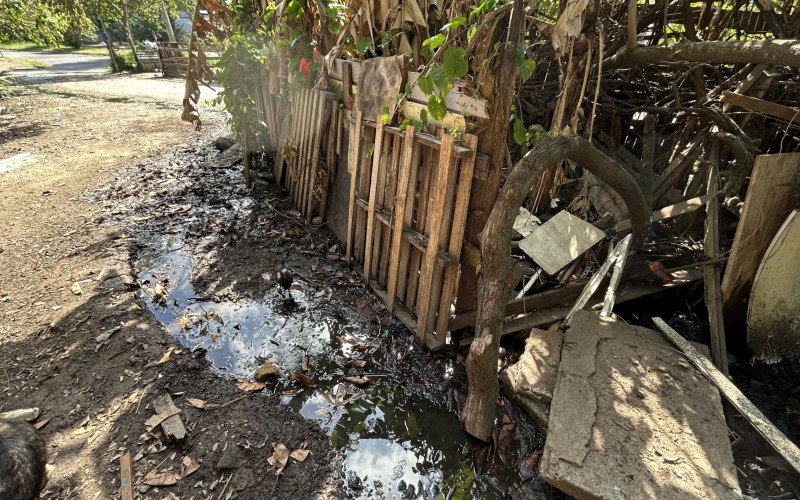 Esgoto invade o pátio de casas na Santo Afonso