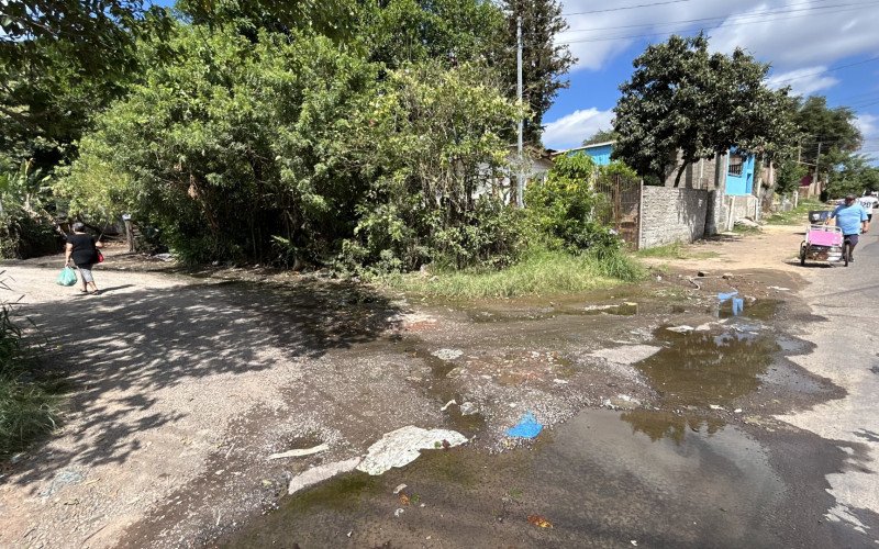 Esgoto a céu aberto escorre pelas ruas Antônio Kroeff e Marquês de Olinda