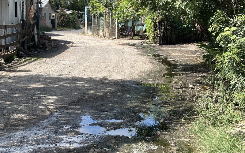 Esgoto a céu aberto escorre pelas ruas Antônio Kroeff e Marquês de Olinda