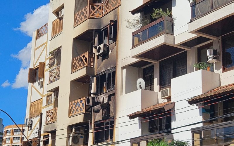 Apartamentos de três andares do prédio foram atingidos pelas chamas