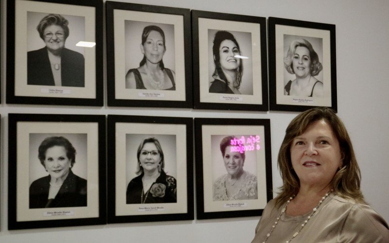 Iracema Gabardo ao lado do mural de presidentes anteriores | abc+