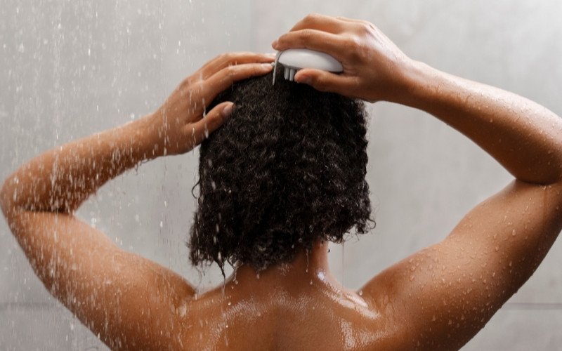 Uma vez por dia ou uma vez por semana? Afinal, existe frequência correta para lavar o cabelo? | abc+