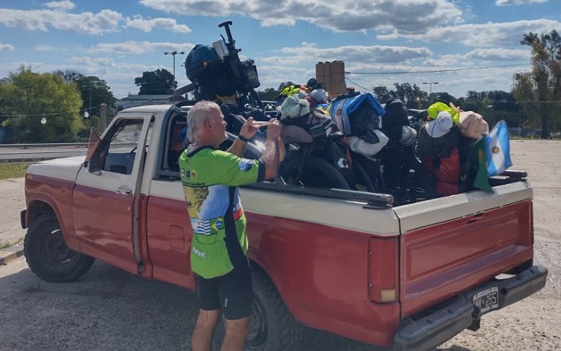 Cada bicicleta carregava até 35kg de roupas e mantimentos para a viagem | abc+