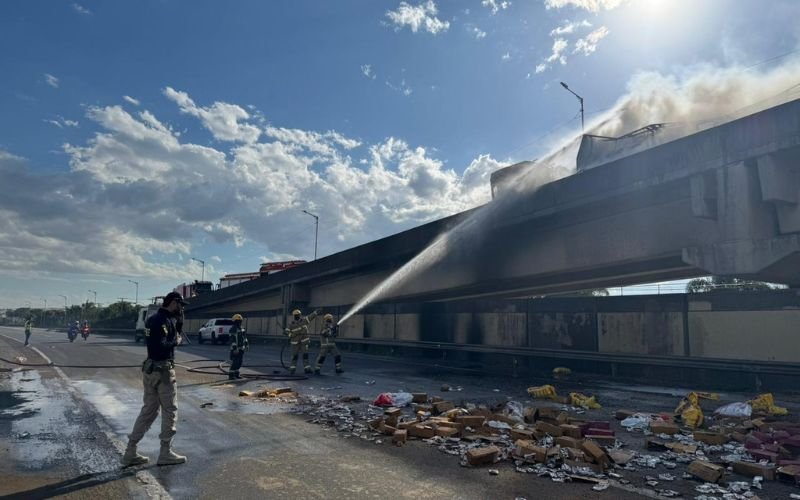 Caminhão tomba e pega fogo em acesso da BR-448, em Porto Alegre | abc+