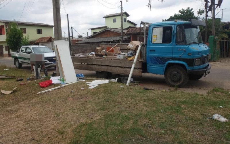 Condutor foi orientado a recolher o material descartado | abc+