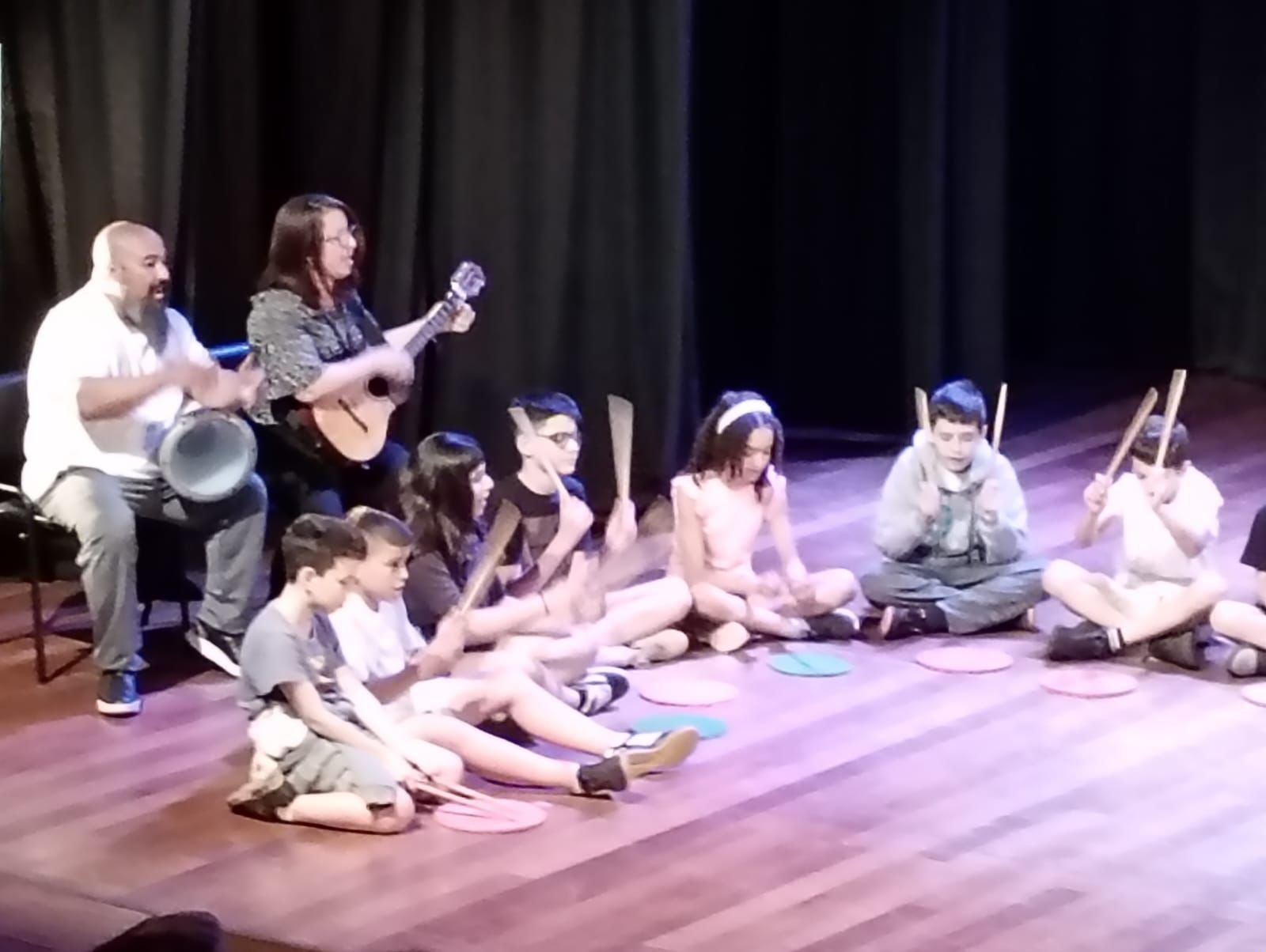Alunos da oficina de percussão durante espetáculo | abc+
