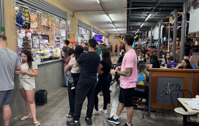 Bancas "renascem" com as luzes de Natal no Centro de Novo Hamburgo