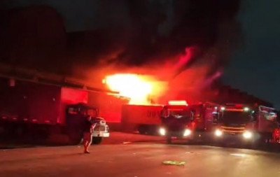 Incêndio de grandes proporções atinge Ceasa do RJ
