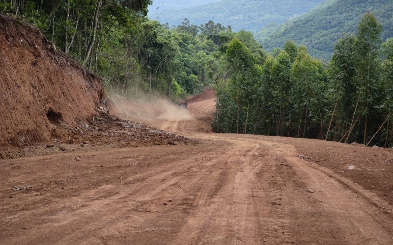 Construção da via alternativa à BR-116 - Estrada Municipal Caminho Pomerano