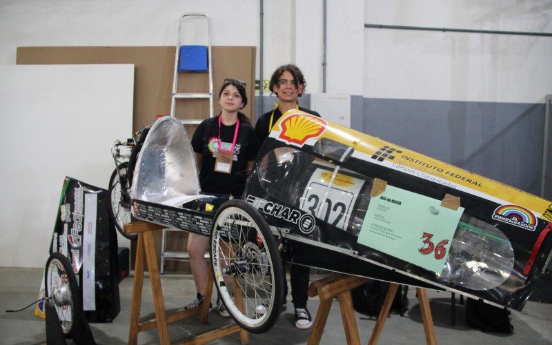 Émerson e Larissa apresentam o Eifchar, um protótipo de carro elétrico de corrida