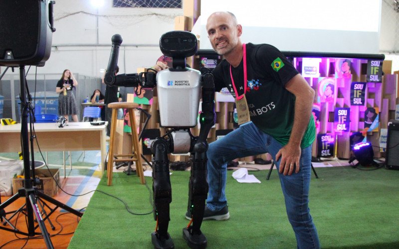 Professor Marcelo Azevedo, do Campus Camaquã, com o "Booster", robô que joga futebol