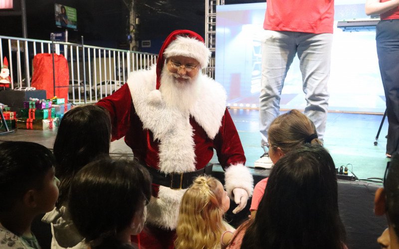 Encanto de Natal leva festividades a Rua 3 de Outubro