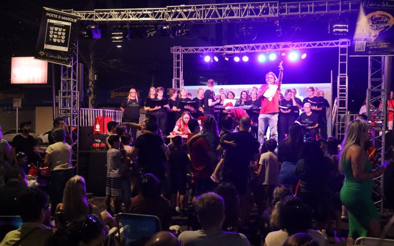 Encanto de Natal leva festividades a Rua 3 de Outubro