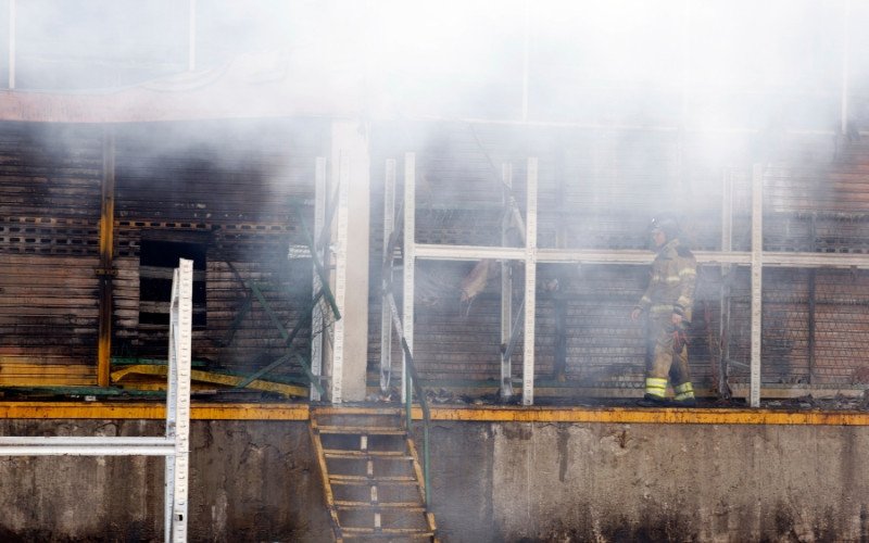 Incêndio de grandes proporções começou na madrugada desta quarta-feira (3), no Ceasa do RJ | abc+