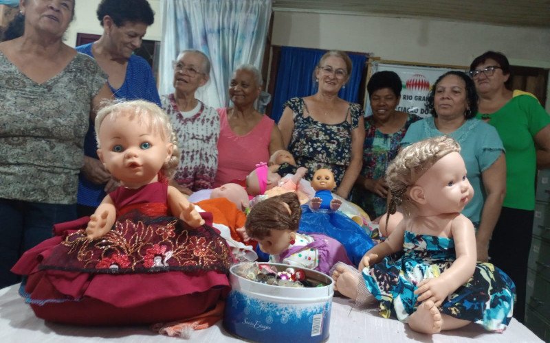 As voluntárias trabalham com todo o amor e carinho para arrumar os brinquedos