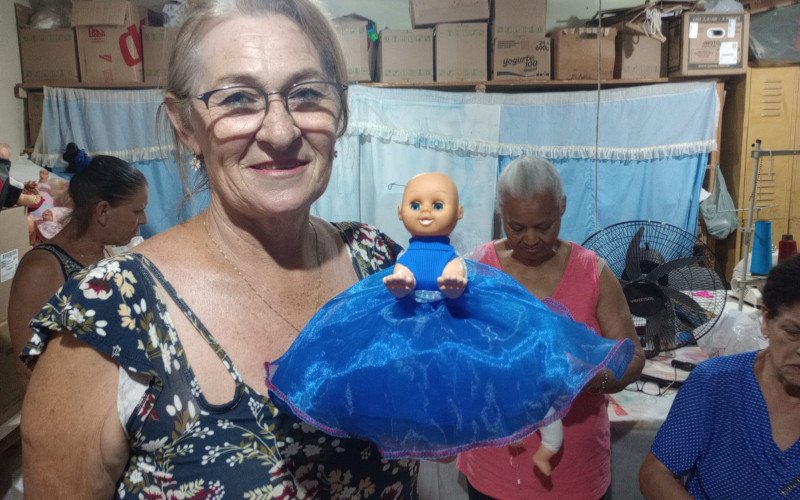 As roupinhas das bonecas são feitas com retalhos que a associação recebe