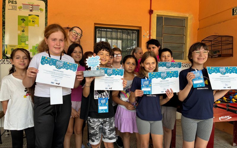 Entrega dos certificados do projeto Repórter Mirim na Emeb Marcos Moog