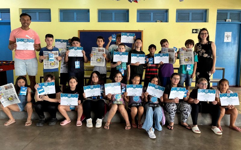 Alunos da Emeb Elvira Grin recebem certificados do projeto Repórter Mirim | abc+