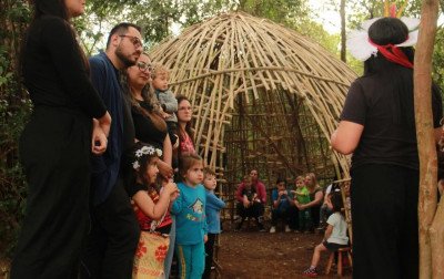 Emei Alecrim inaugura sua florestinha com direito a oca indígena