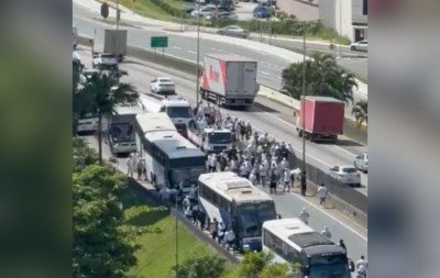 VÍDEO: Torcida do Santos ataca torcedores do Inter e briga causa confusão e bloqueio na BR-101