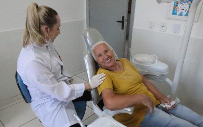 Parceria entre governo federal e prefeitura da região distribui próteses dentárias a quem precisa