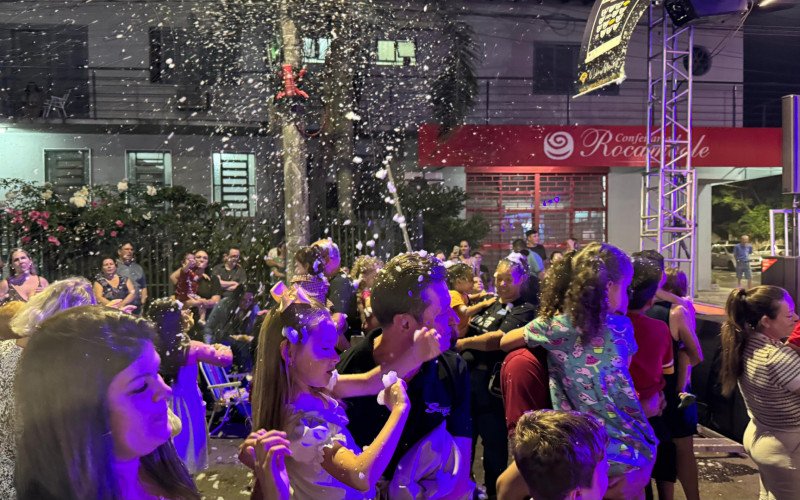 Crianças se divertem com neve artificial durante Encanto de Natal
