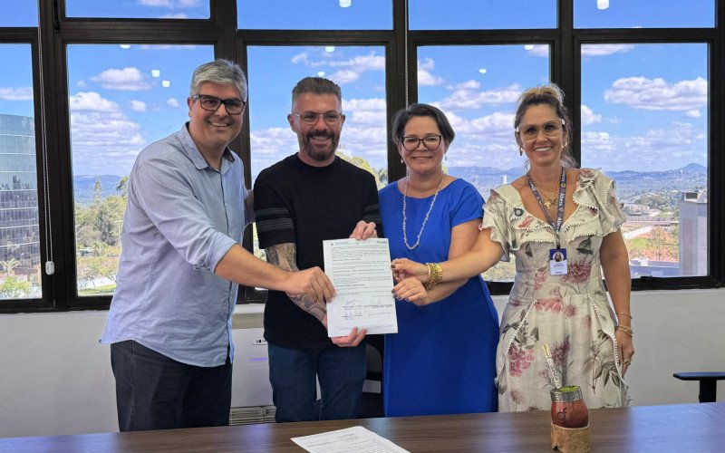 Silva, Finck, Juliana e Laura durante assinatura do contrato | abc+