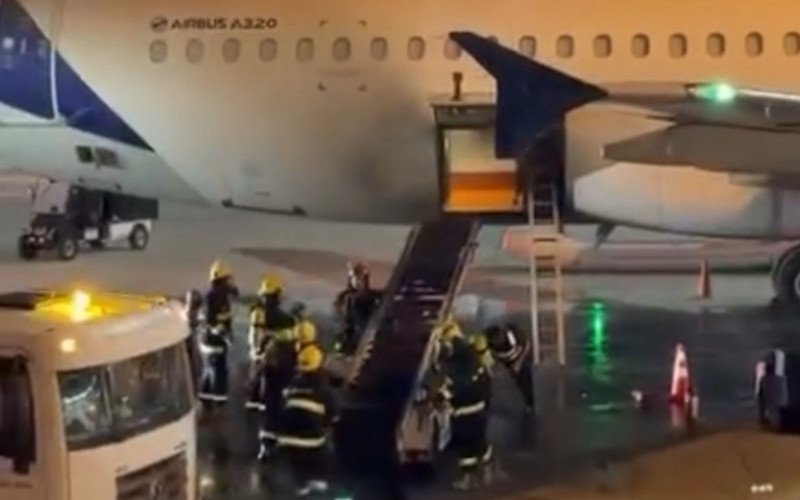 Esteira de bagagens pegou fogo quando estava acoplada a um avião da Latam vindo de Brasília | abc+
