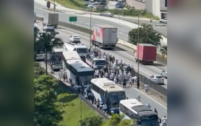 Torcida do Santos ataca torcedores do Inter e briga causa confusão e bloqueio na BR-101 | abc+