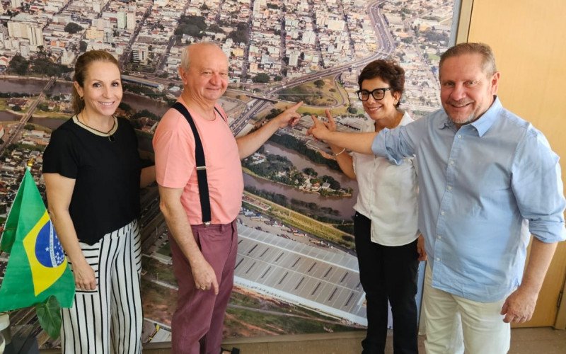Membros da comissão e prefeito têm sugestão de local para estátua
