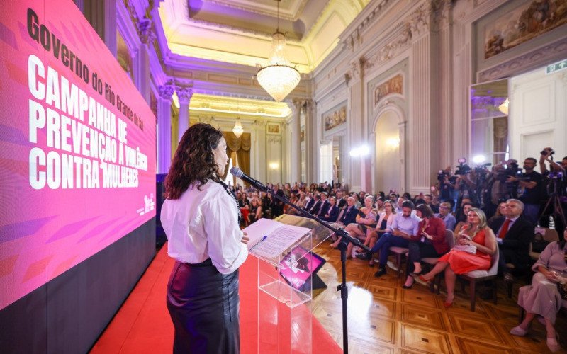 Em ato realizado no Palácio Piratini, o governador Eduardo Leite e a secretária da Mulher, Fábia Almeida Richter, anunciaram o início da ação Não maquie, denuncie | abc+