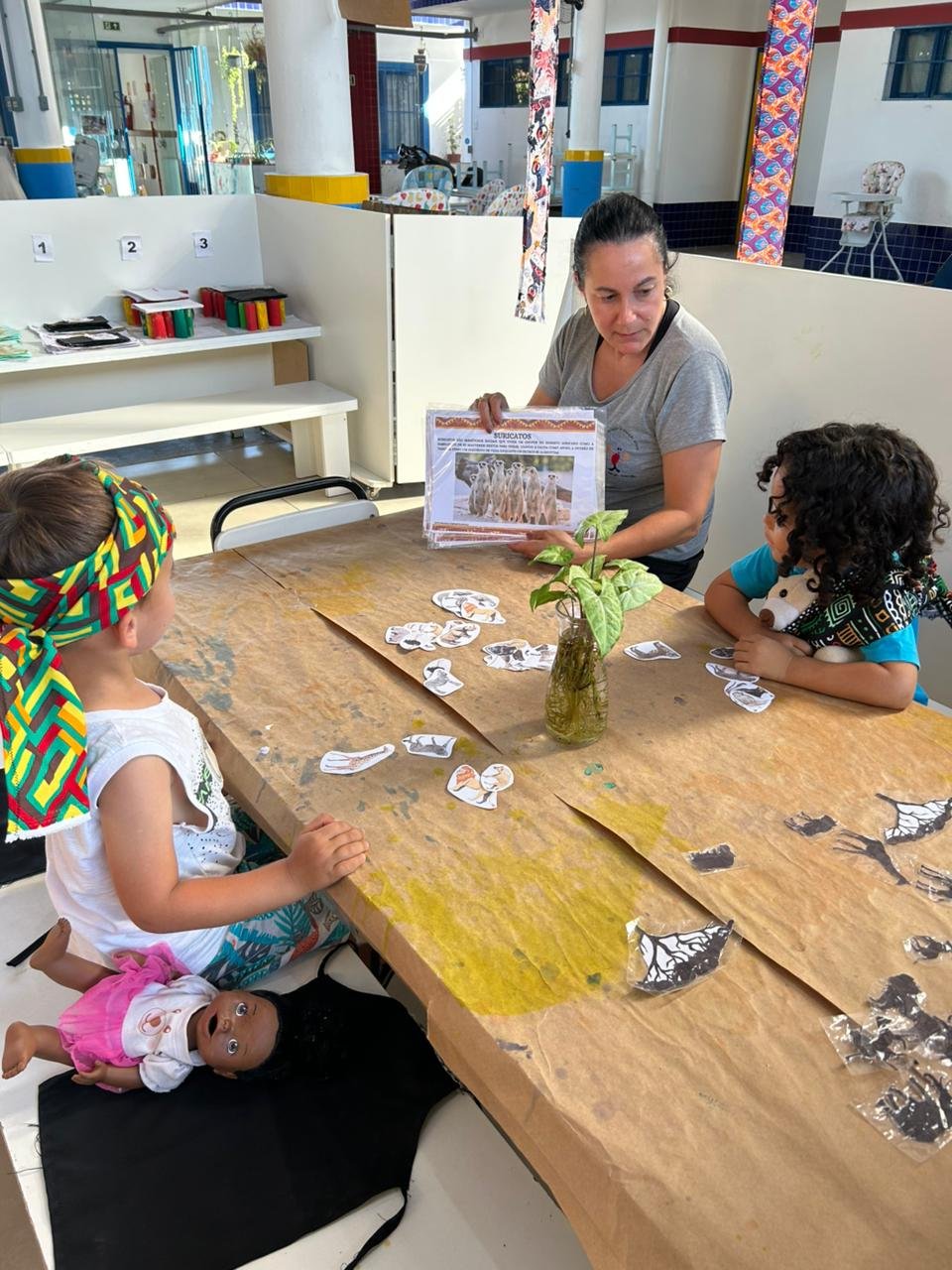 Profe Joseane com os alunos usando tecido capulana | abc+