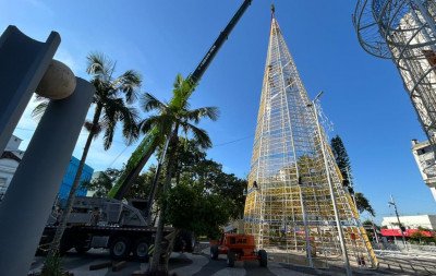 VÍDEO: Içamento da segunda parte da árvore de Natal de Novo Hamburgo é concluído