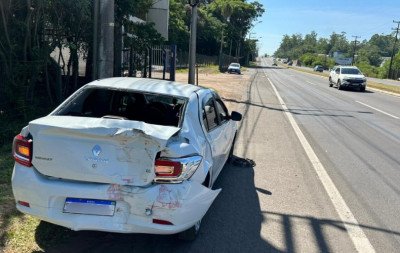 RS-240: Carro é atingido por caminhão e vai parar na contramão