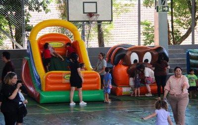 Crianças se divertiram com os brinquedos infláveis