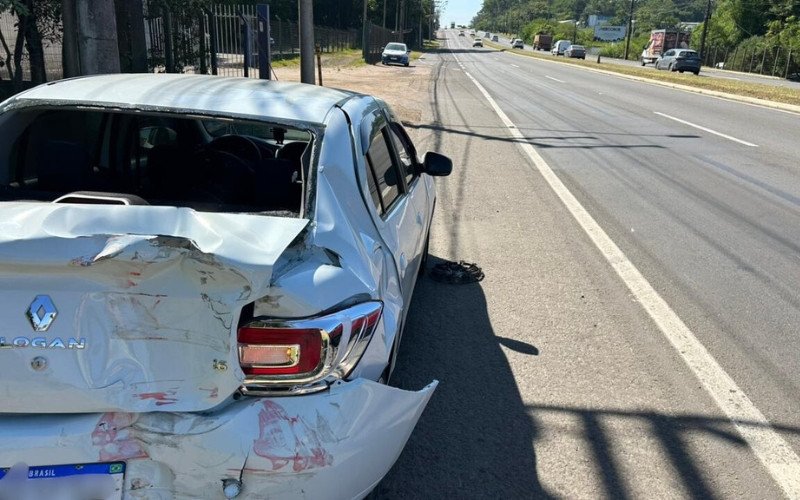 Carro é atingido por caminhão e vai parar na contramão