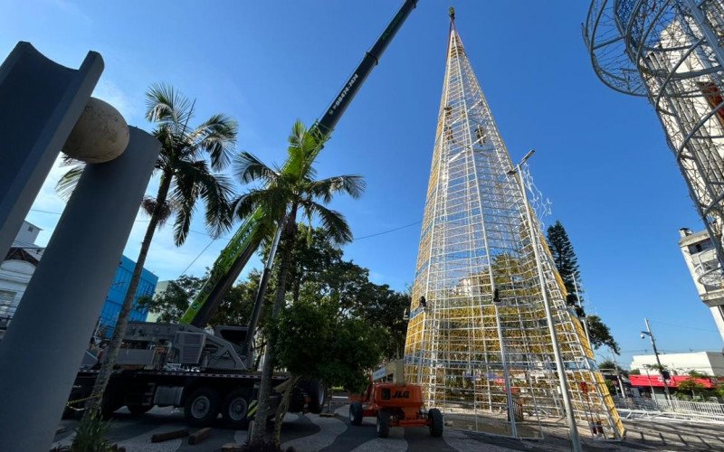 Árvore de Natal de Novo Hamburgo erguida nesta sexta-feira | abc+