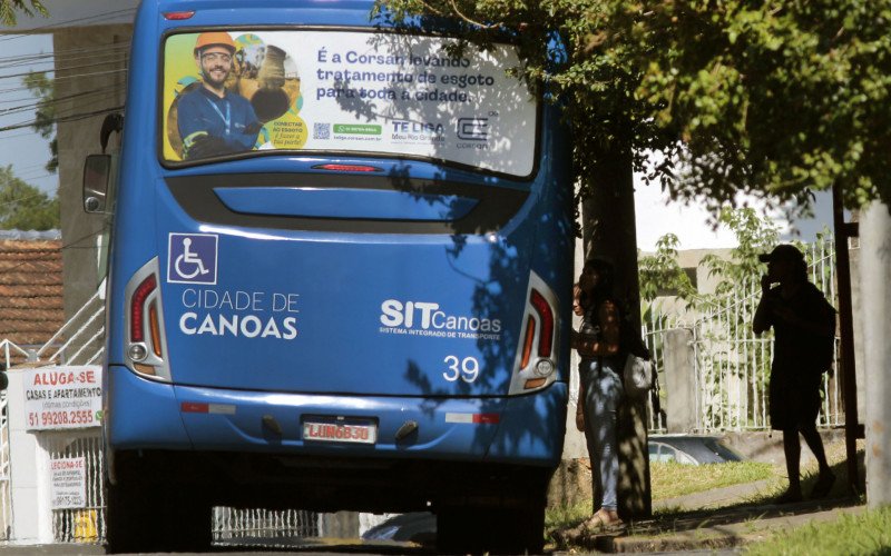 Parada de ônibus em frente ao Colégio Miguel Lampert é apontada como alvo de criminosos no bairro São José | abc+
