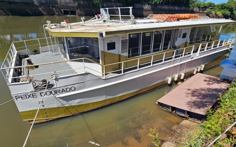 Um ano após chegar em São Leopoldo, barco-escola Peixe Dourado ainda não começou a navegar