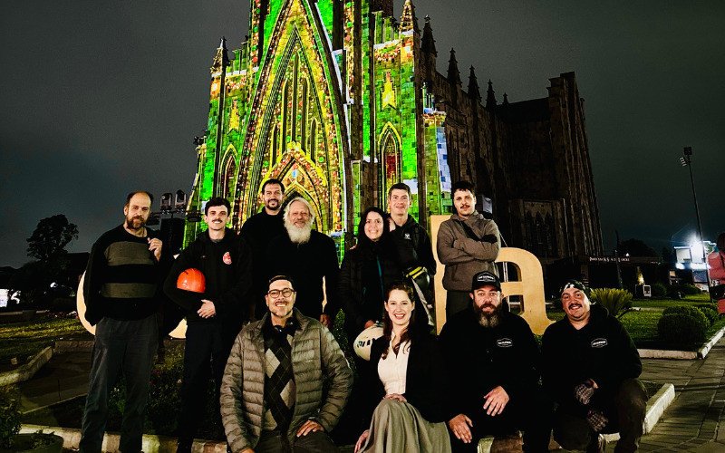 Parte da equipe envolvida no espetáculo da descida do Papai Noel em 2025