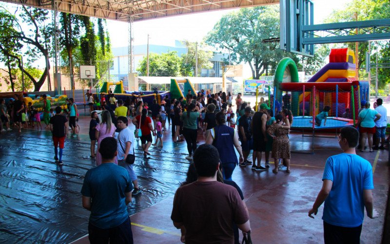 Crianças se divertiram com os brinquedos infláveis