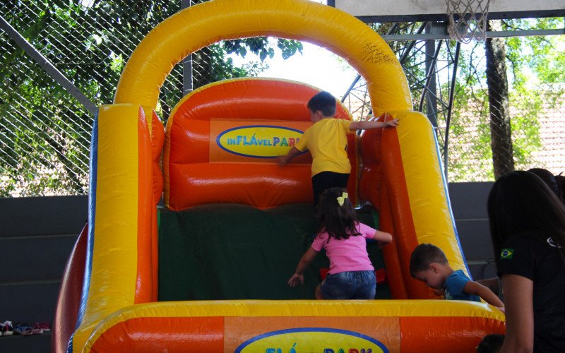 Crianças se divertiram com os brinquedos infláveis