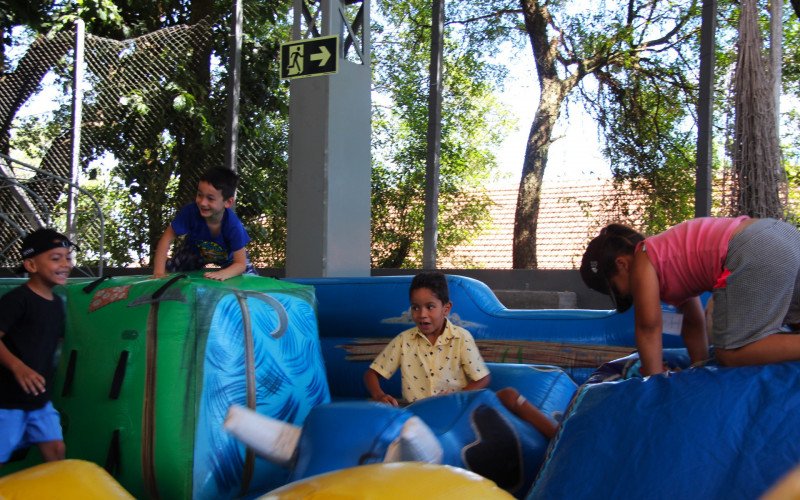 Crianças se divertiram com os brinquedos infláveis