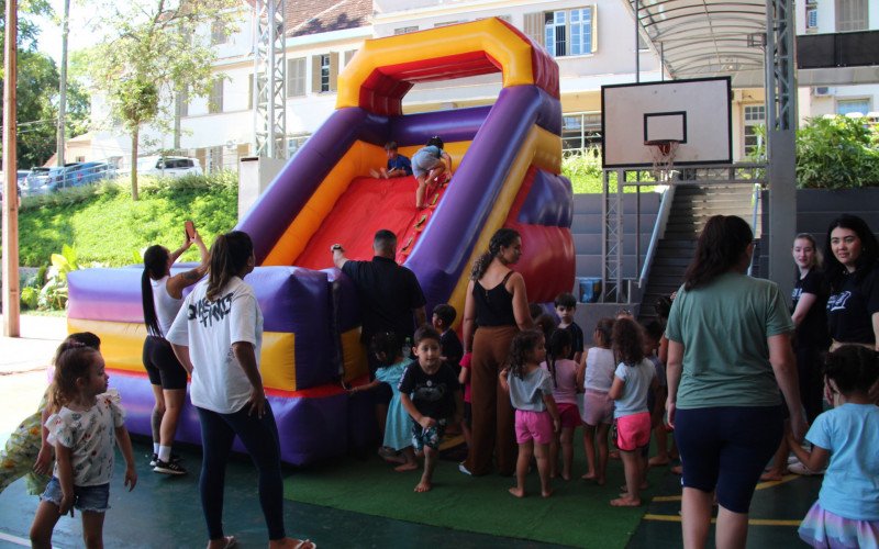 Crianças se divertiram com os brinquedos infláveis