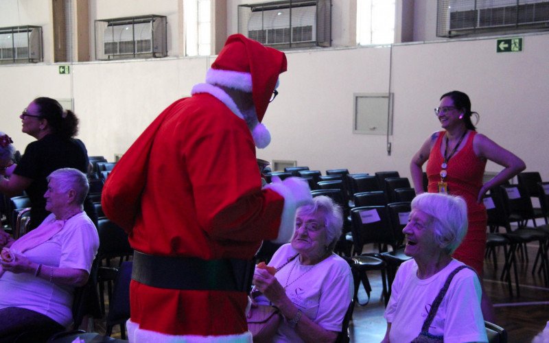 Idosos do Lar São Vicente de Paula foram agraciados com a presença do Papai Noel