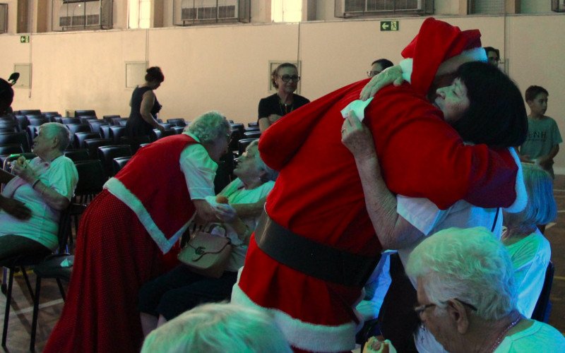 Idosos do Lar São Vicente de Paula foram agraciados com a presença do Papai Noel