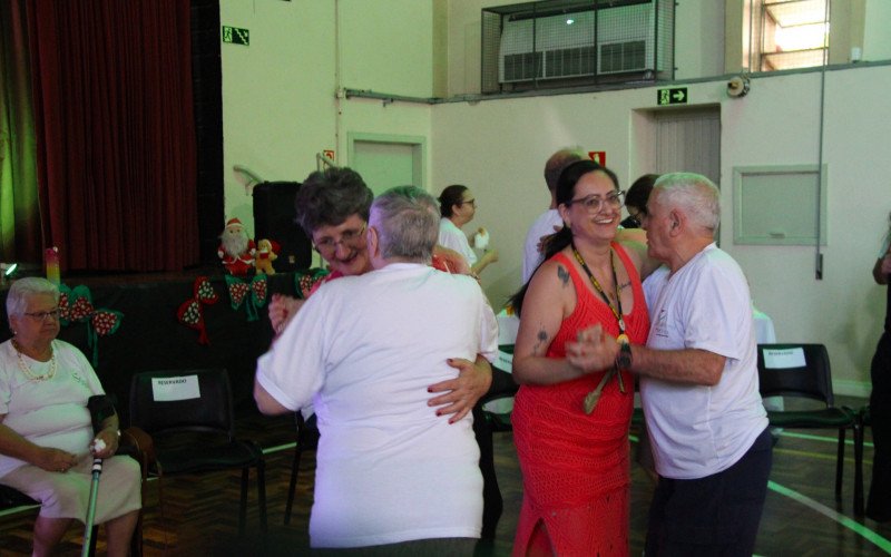 Quadra da escola virou pista de dança para os idosos
