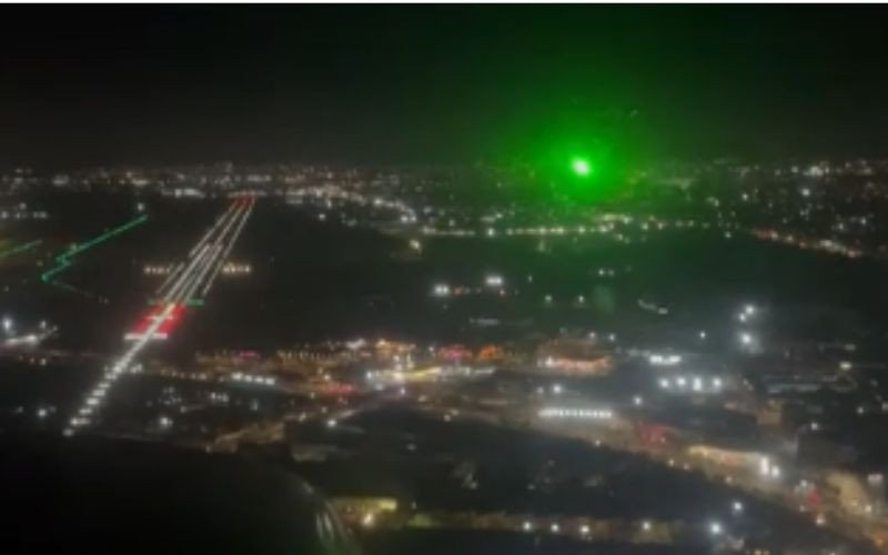 Lasers podem causar desorientação do piloto e risco em pousos no aeroporto de Porto Alegre | abc+