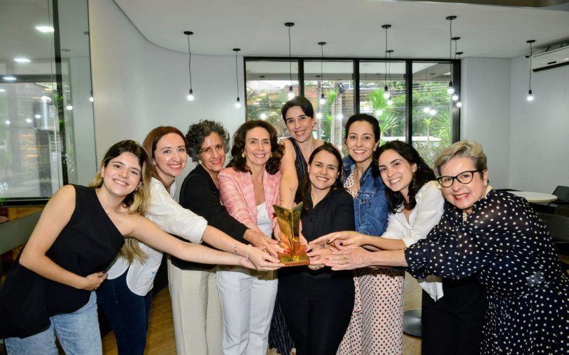 Equipe do Instituto Palavra Aberta recebe homenagem da ANJ