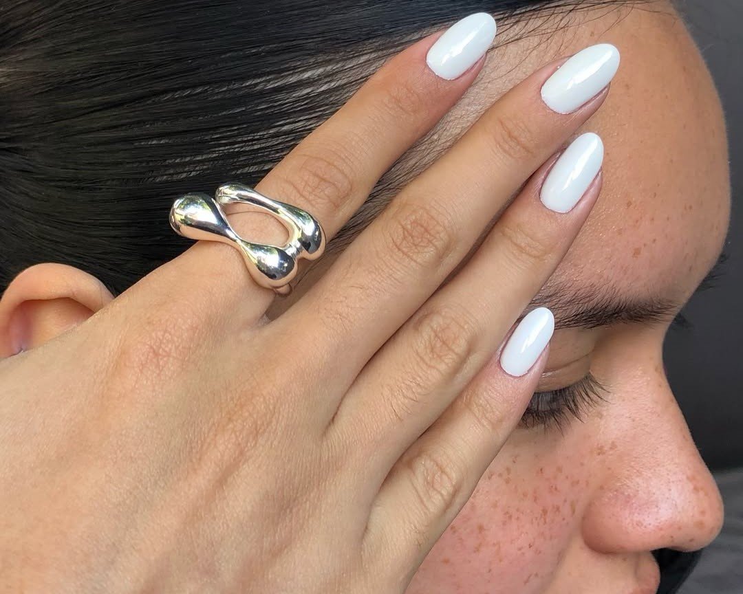 Inspiração de unha com esmalte branco 
